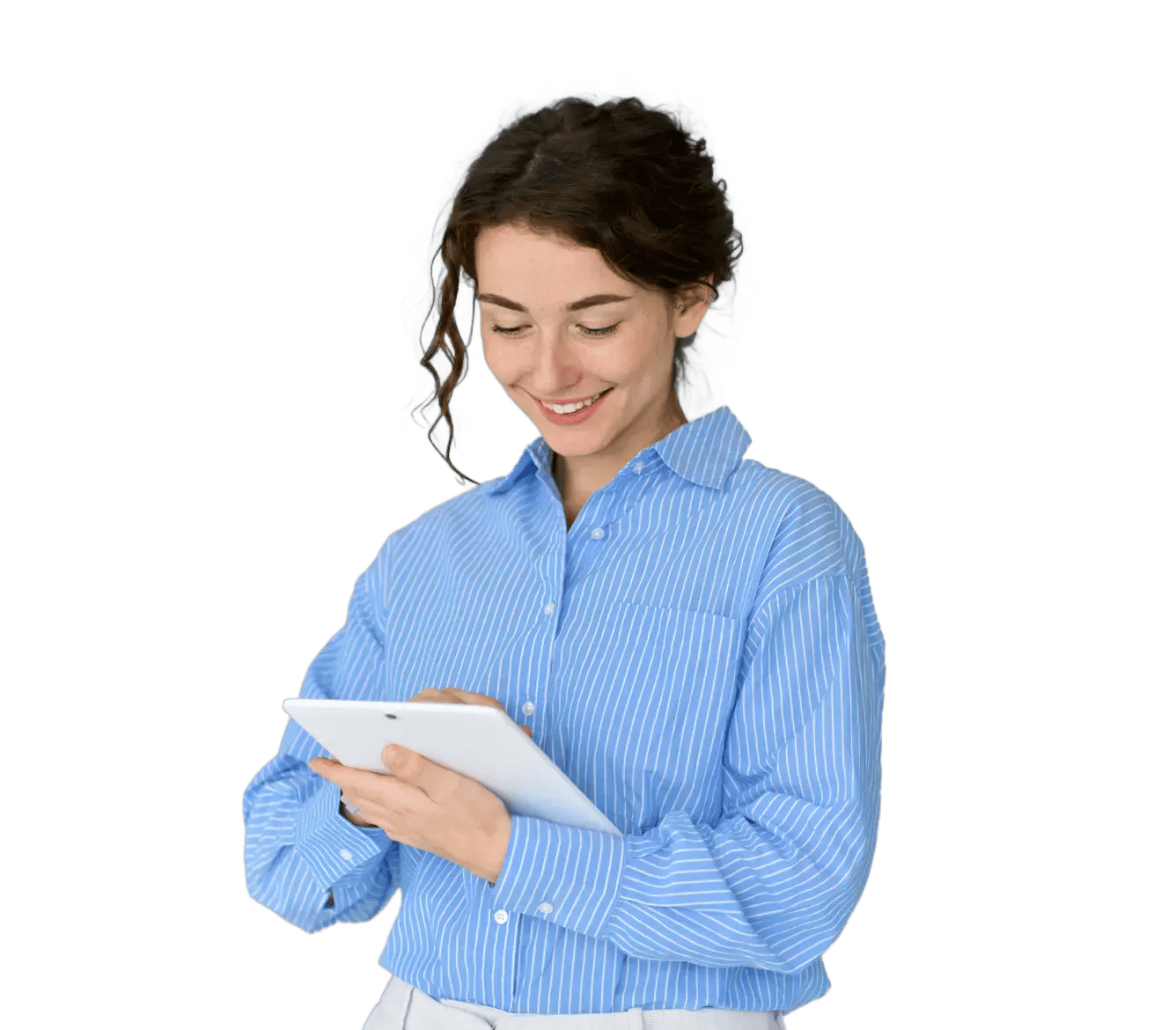 Mujer sonriente usando una tablet digital para gestión y consultoría tecnológica