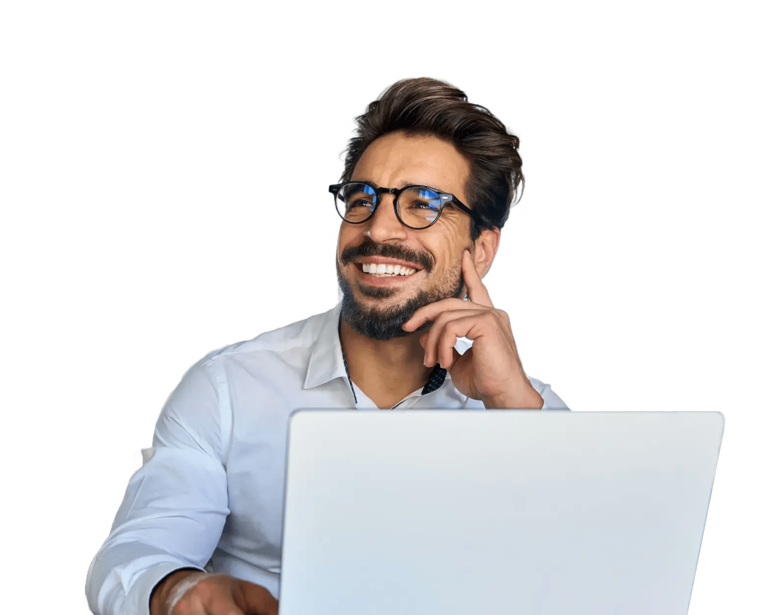 ombre con gafas sonriendo mientras piensa, sentado frente a un portátil.