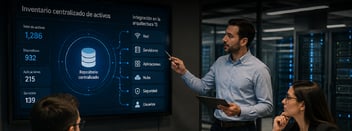 Equipo analizando la pantalla de inventario centralizado de activos TI.