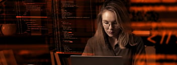 Especialista analizando código en SAP HANA con Database Performance Analyzer