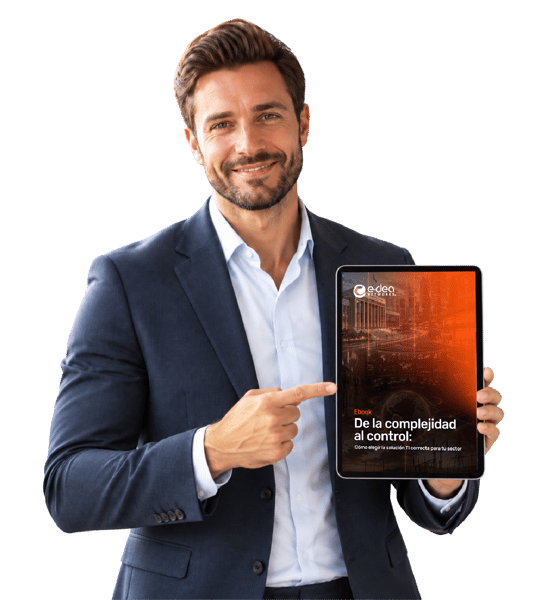 Hombre sonriente en traje sosteniendo una tableta con la portada del ebook «De la complejidad al control» de E-dea.