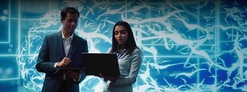 Dos personas viendo AIOps en operaciones