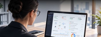 Ingeniera analizando un panel de monitoreo y observabilidad de infraestructura TI