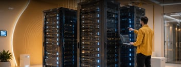Ingeniero administrando servidores de red con SolarWinds