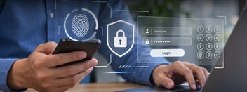 Usuario autenticándose con huella digital en celular y credenciales en laptop