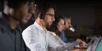 Personas dando soporte de infraestructura TI