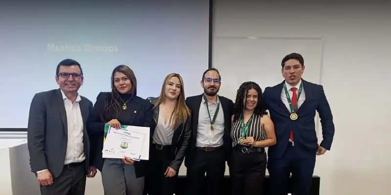 Equipo profesional recibiendo certificación empresarial tras proceso de formación corporativa
