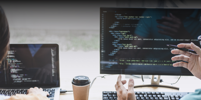 Dos expertos en TI analizando alertas de intrusión perimetral en un panel de monitoreo