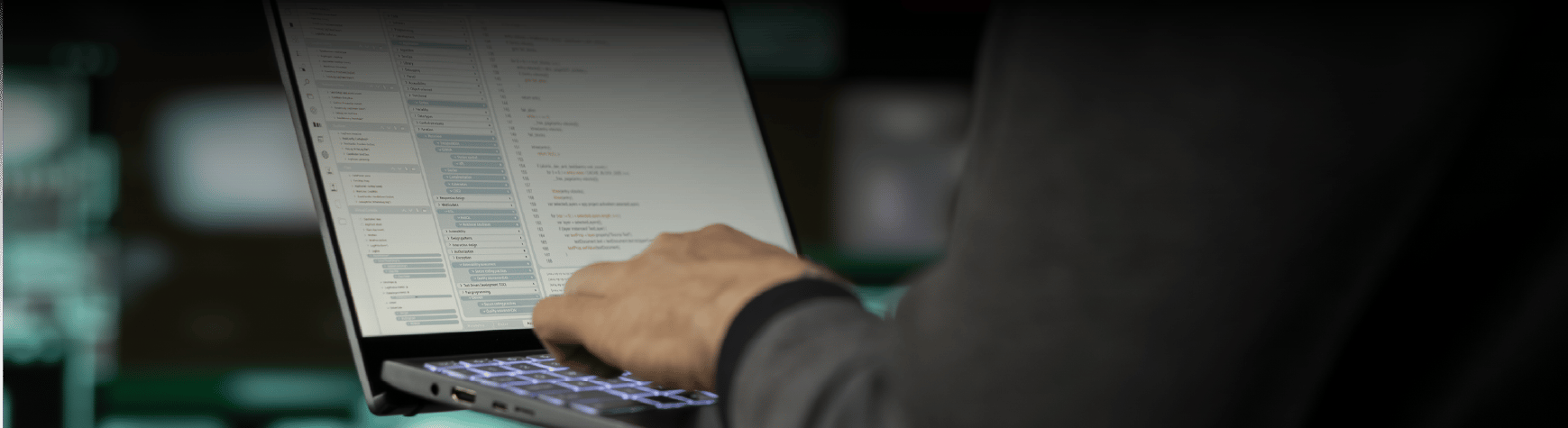 hombre con computador para gestión de activos de tecnología