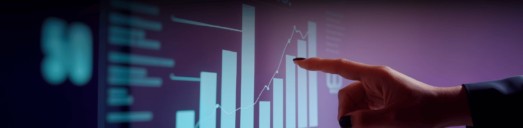 Chica apuntando con el dedo datos