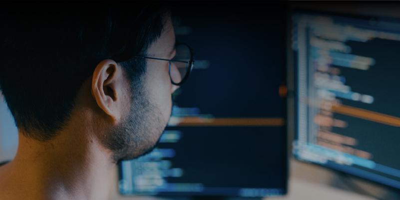 Analista de ciberseguridad auditando configuraciones de servidor en un computador
