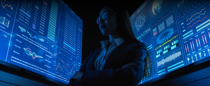 Mujer-viendo-panel-de-ciberseguridad