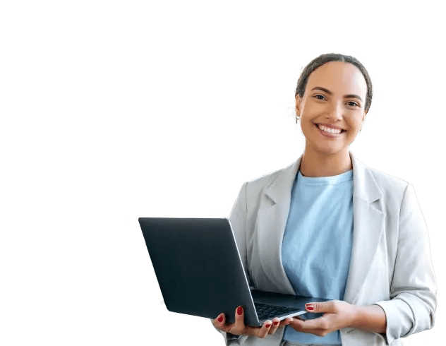 Mujer profesional sonriendo mientras sostiene una laptop, representando soluciones tecnológicas y monitoreo de datos.