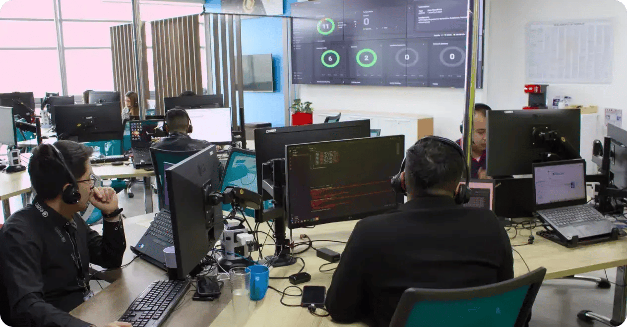 centro-operaciones-monitorizacion-equipos-tecnologia.webp