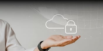 Mano sosteniendo un ícono de nube con candado, representación visual de seguridad en la nube y modelo Zero Trust.