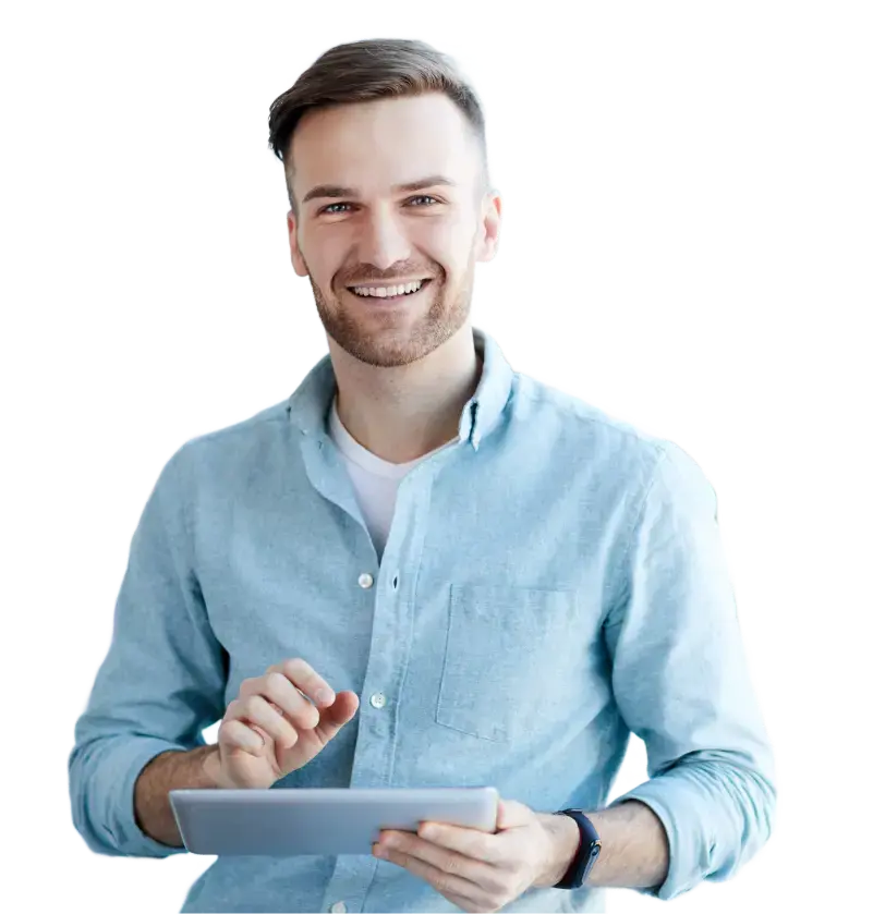 Hombre sonriente con camisa azul claro usando una tablet.