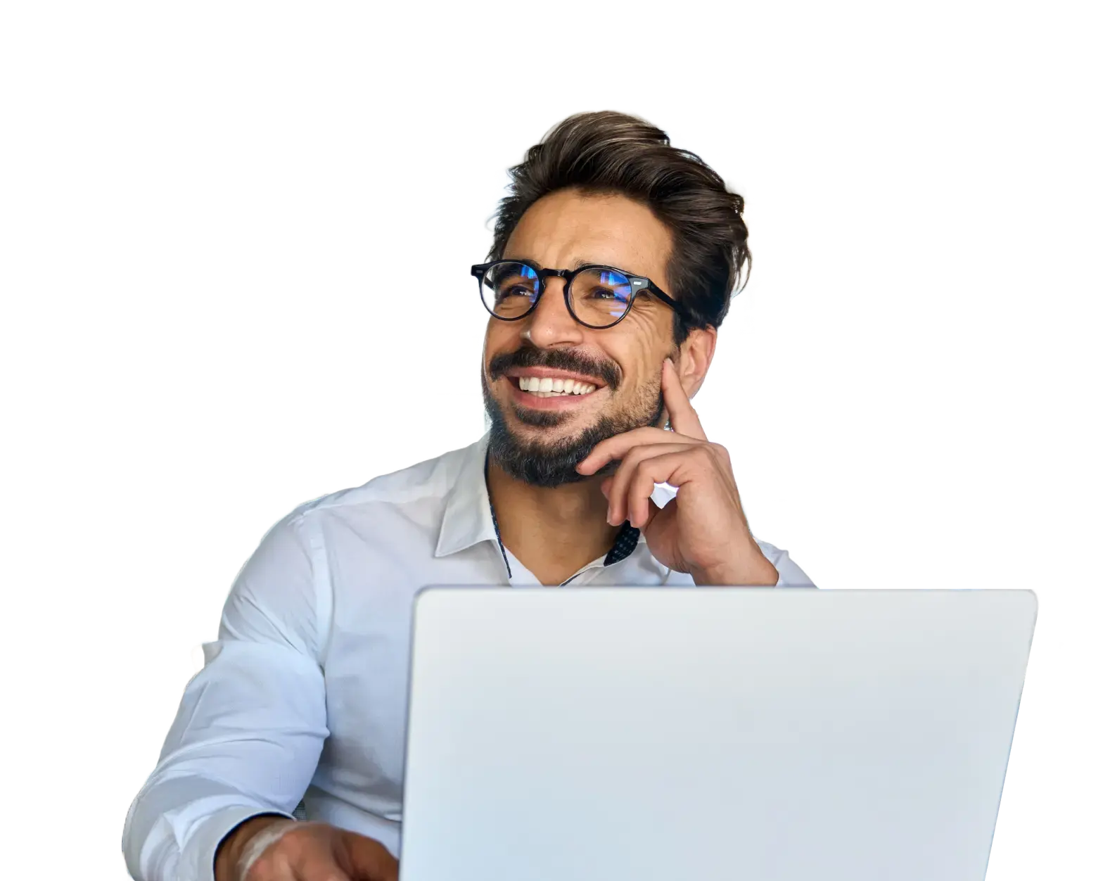 ombre con gafas sonriendo mientras piensa, sentado frente a un portátil.
