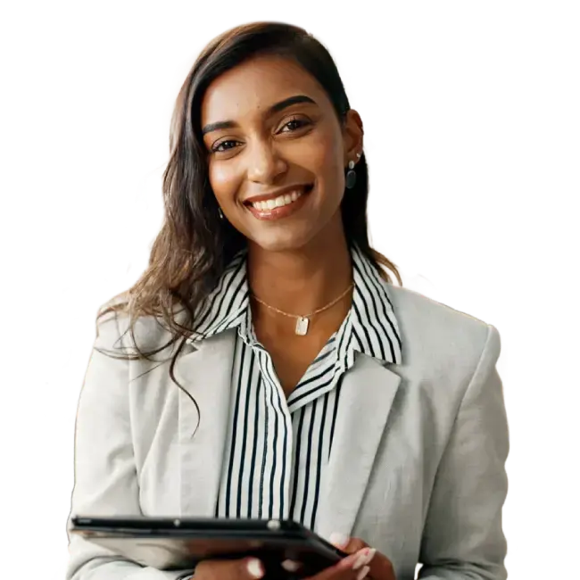 Mujer profesional sonriendo mientras sostiene una tablet, vestida con un blazer claro y una camisa a rayas.