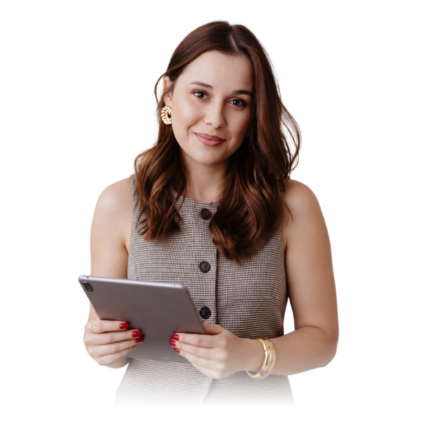 Marcela, explicando sobre la IA Gobernanda en una tablet