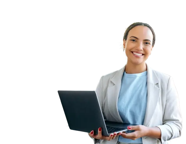 Mujer profesional sonriendo mientras sostiene una laptop, representando soluciones tecnológicas y monitoreo de datos.